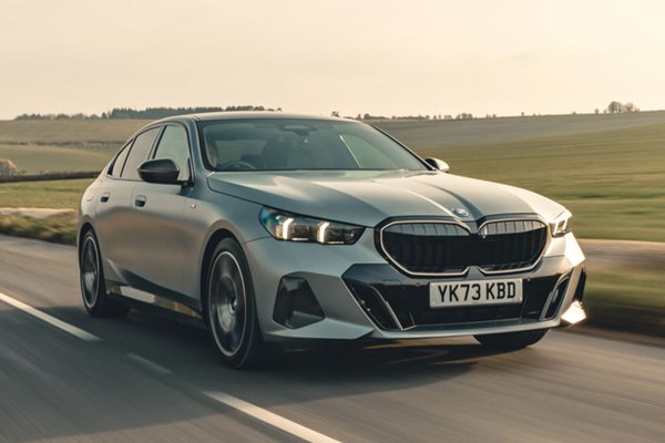 Още едно баварче? Защо не?. BMW Series 5 също е брилянтен plug-in хибриден SUV и един от най-добрите универсални в този списък.

Статистиката му (поне на хартия) е впечатляваща. Той използва шестцилиндровия бензинов двигател B58 на марката с мощност 308 к.с. и си партнира с електромотор със 194 к.с. Общата мощност е 483 к.с. и отнема фантастичните 4,4 секунди от 0-100 километра в час. 

Това е бързо, но не е нищо в сравнение с невероятната му тяга в спортен режим. Отнема само 1,9 секунди от 30 до 60 км в час, което е по-бързо от BMW M5 CS от 2021 година.

Колата минава 90 км само на електричество, може да бъде избран в стил седан и комби. Това е наистина многофункционален пакет и не трябва да се пренебрегва от клиентите на автопаркове и фирмени автомобили. 
